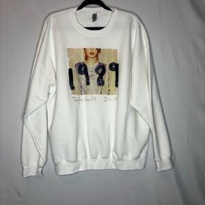 Taylor Swift vtg. White Graphic Sweatshirt